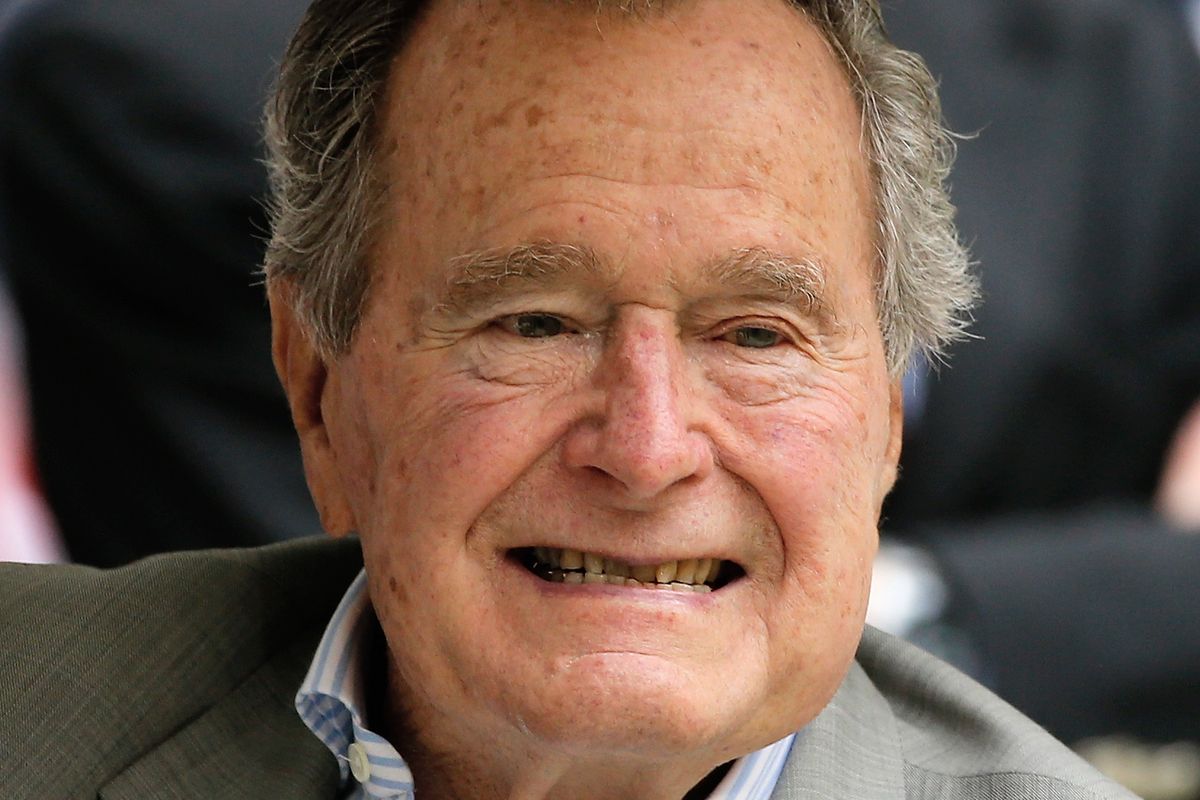 George H.W. Bush w sekrecie pomagał filipińskiemu chłopcu. Wyciekły listy