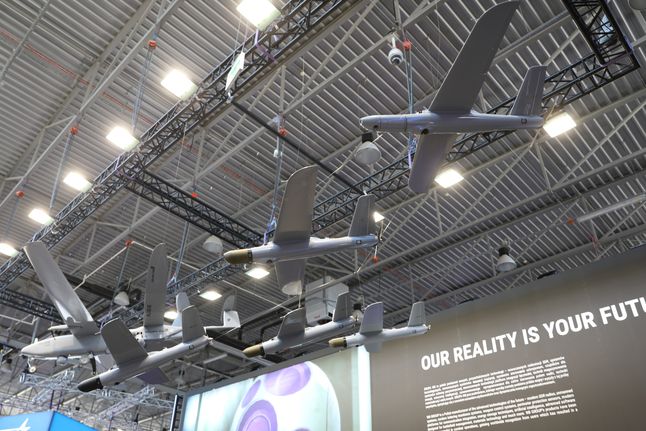 Podwieszona nad stanowiskiem WB Electronics wystawa dronów obejmująca Warmate.