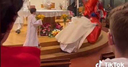 Włochy. Ksiądz upadł z hukiem w trakcie mszy