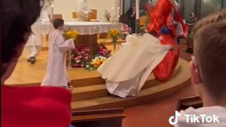 Włoski ksiądz przewraca się podczas mszy