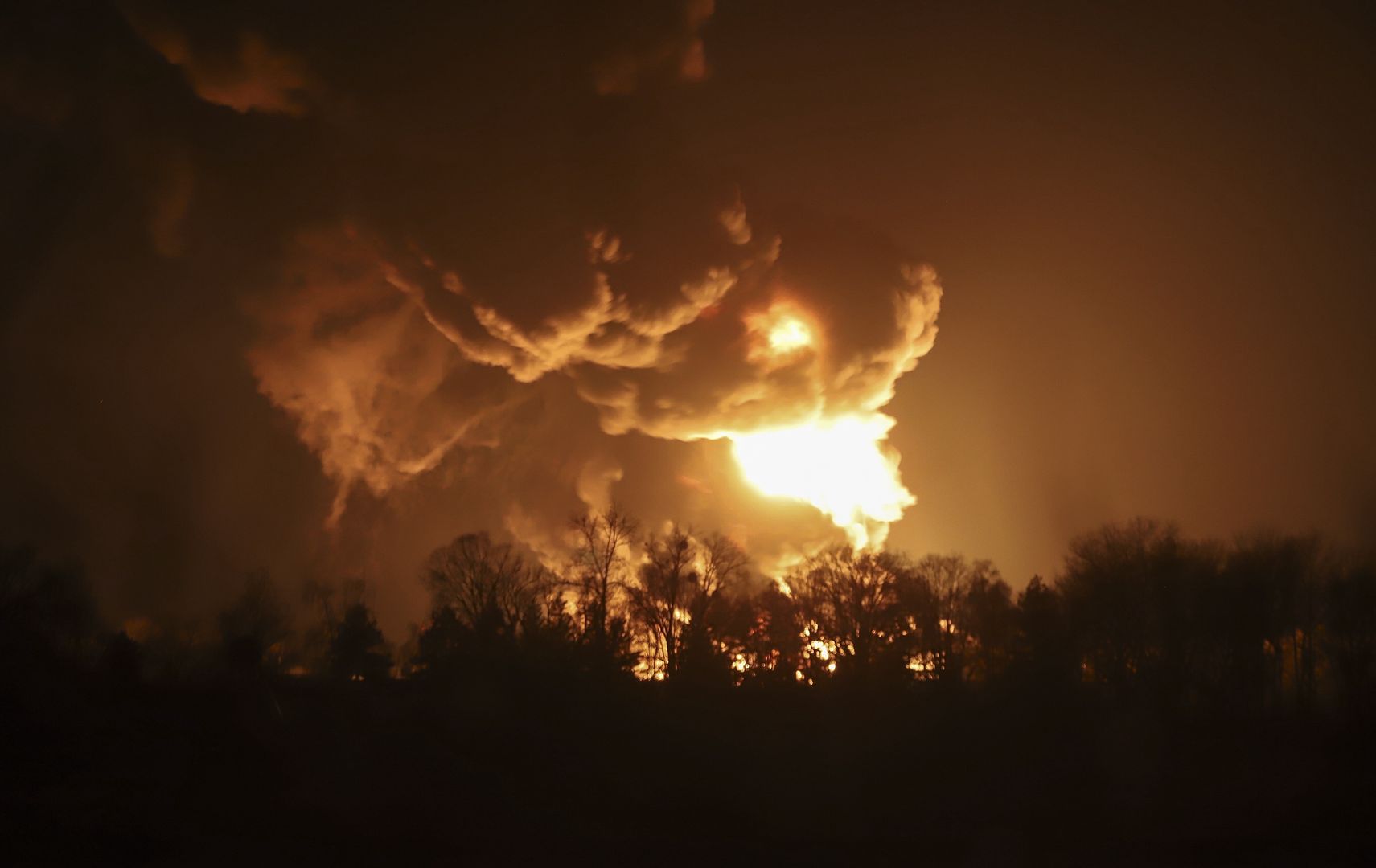 Pożar bazy paliwowej niedaleki Kijowa, Fot. PAP/EPA/ALISA YAKUBOVYCH