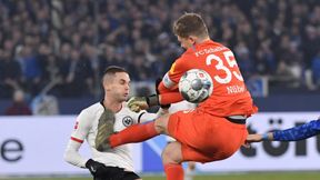 Bundesliga. Schalke - Eintracht. Skandaliczny faul Alexandra Nuebela. Brutalnie zaatakował rywala