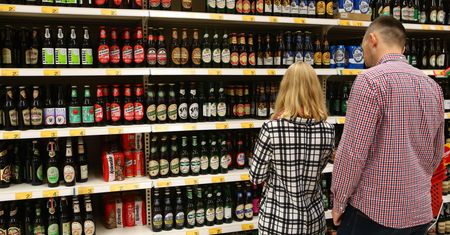 Podwójny gaz na stacjach, czyli dlaczego (nie) warto zakazywać sprzedaży alkoholu [OPINIA]