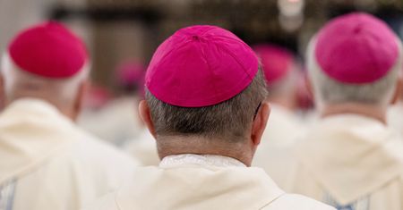 Oskarżony przez prokuraturę biskup powinien się zawiesić w pełnieniu obowiązków [OPINIA]