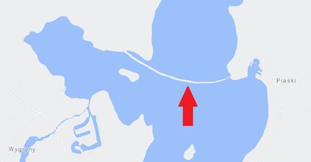 Mapy Google z poważnym błędem. Jezioro Bełdany przecięte mierzeją