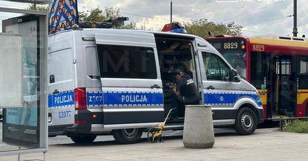 Noga 4-latki przytrzaśnięta, autobus ruszył. Chwile grozy w Warszawie