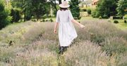 Lniane sukienki nie wychodzą z mody. Z czym je nosić i komu najlepiej pasują?