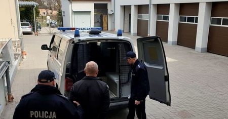 Policja zatrzymała go w ostatnim momencie. Miał przy sobie duże ilości narkotyków i broń.