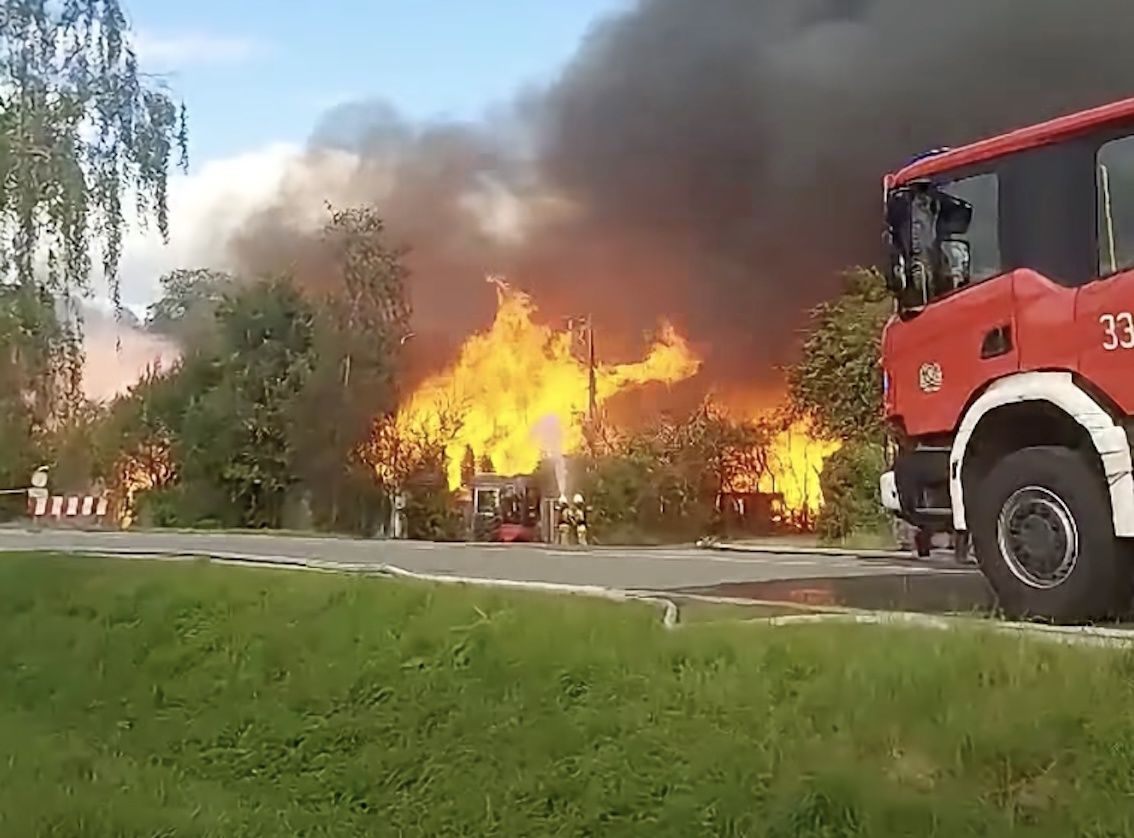 Massive Fire Breaks Out Near Wrocław as Thick Smoke Fills the Sky - News Directory 3