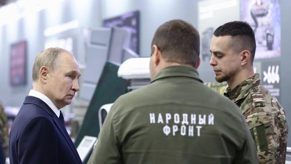 Russian President Vladimir Putin (L) tours an exhibition showcasing the results of the All-Russian People's Front's efforts over the past three years, held under the motto of 'Everything for Victory!' held by the All-Russian People's Front at the Russia National Centre in Moscow, Russia, 06 July 2025. EPA/ARTYOM GEODAKYAN / SPUTNIK / KREMLIN POOL MANDATORY CREDIT Dostawca: PAP/EPA.