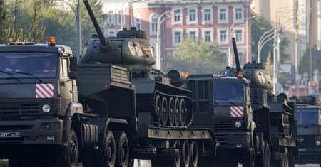 Czołgi starsze od Putina. Tak Rosja chce ratować front