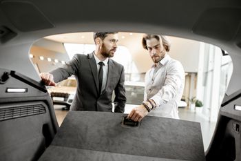 Nowe auto za gotówkę z salonu? Warto to dobrze przemyśleć