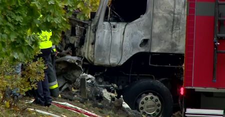 “Samochód uciekinierów wpadł pod tira i stanął w płomieniach”. Tragiczny pościg w Wielkopolsce