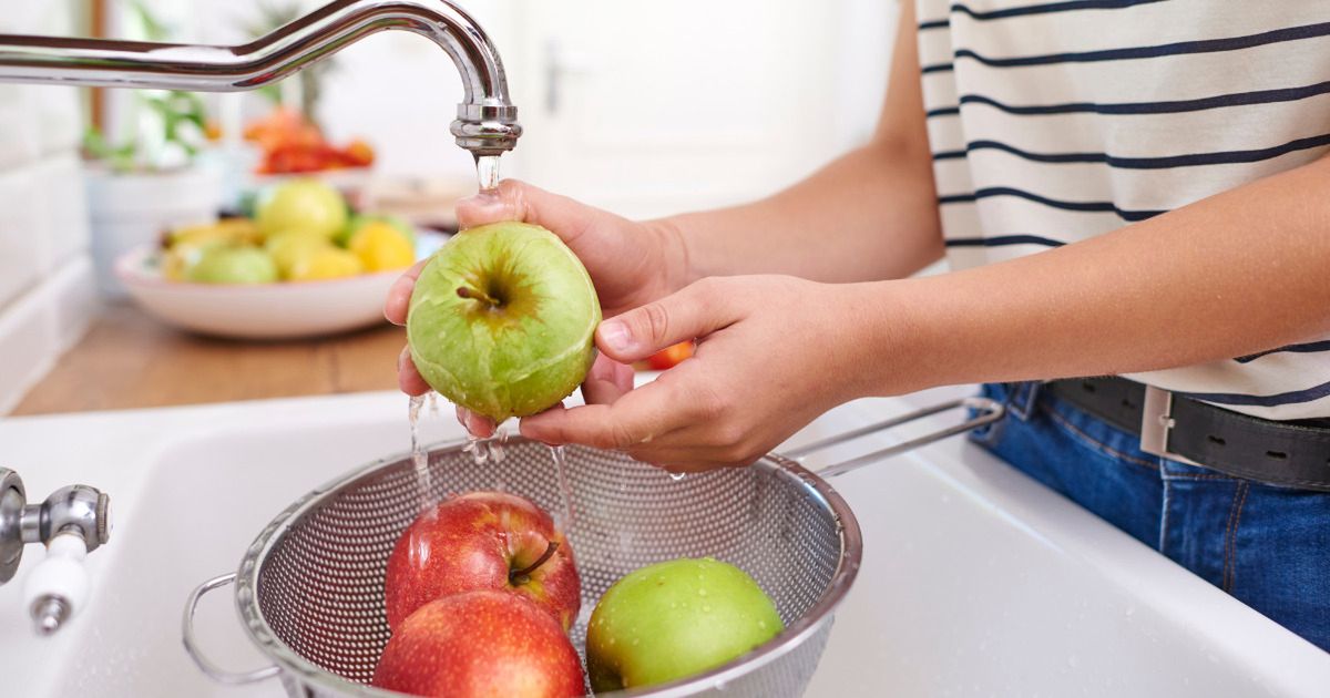 Jak myć warzywa i owoce? Niestety sama woda nie wystarcza, praktycznie każdy popełnia ten błąd