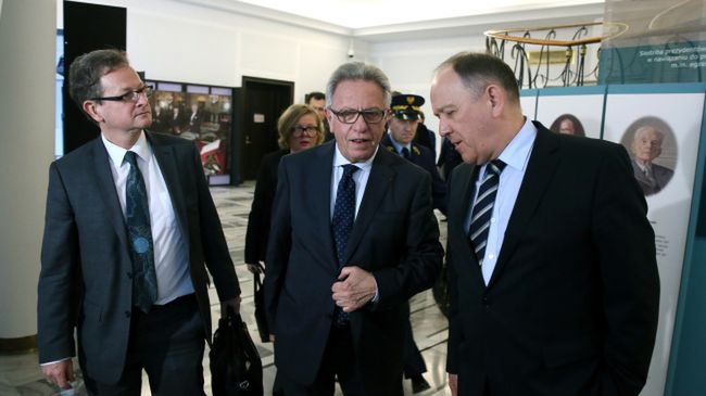 Schnutz Rudolf Duerr z Austrii, przewodniczący Komisji Weneckiej Gianni Buquicchio wraz z członkami delegacji Komisji Weneckiej