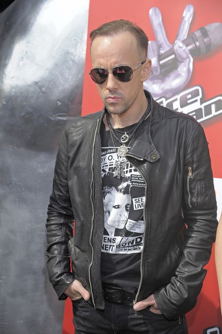 Oburzony ksiądz atakuje: "Telewizja Polska "ordynarnie promuje satanistę"!