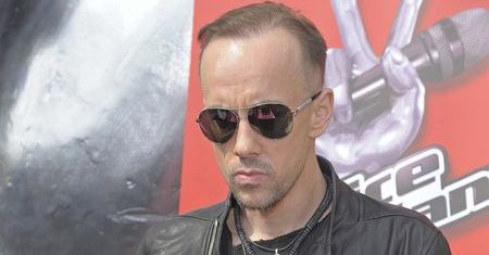 Oburzony ksiądz atakuje: "Telewizja Polska "ordynarnie promuje satanistę"!