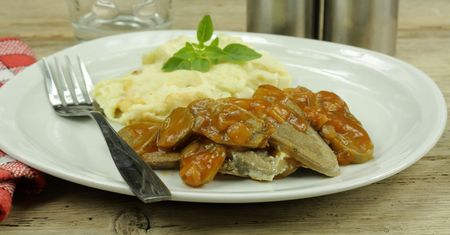 Jedni je uwielbiają, inni nie znoszą. Najdziwniejsze dania polskiej kuchni