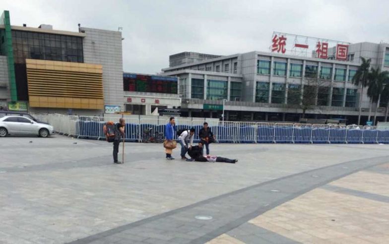 Atak nożownika na dworcu w chińskim Kantonie. Władze cenzurują media