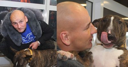 Artur Szpilka pozuje z psem na lotnisku (ZDJĘCIA)
