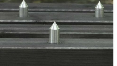 Ławka parkowa z... kolcami 1