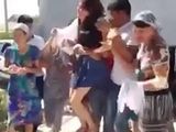 Szokujące wideo. Dziewczyna zostaje porwana i zaciągnięta siłą do domu przyszłego męża