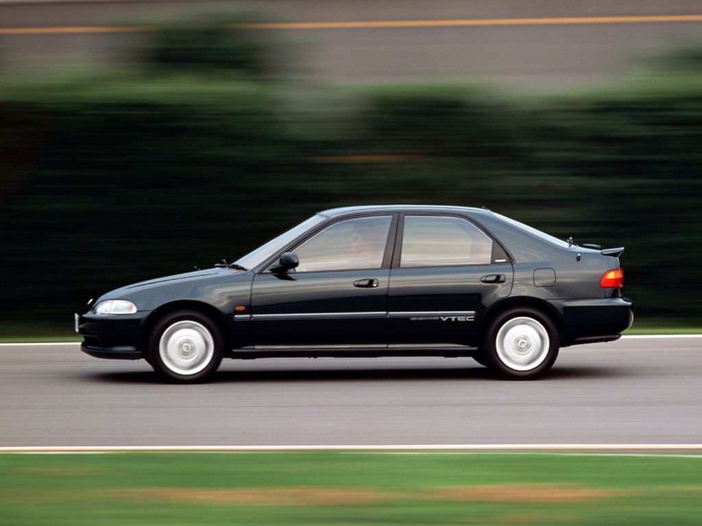 Miłośnicy wysokich osiągów cieszą się modelem Civic 1.6 VTEC w wersjach SiR oraz VTi o mocy do 170 KM