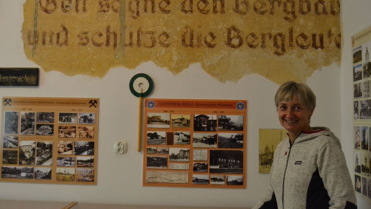 Kiedy Elżbieta Szumska remontowała budynek pod muzeum, które otworzyła przy swojej kopalni, trafiła na poniemiecki napis, mówiący o tym, że Bóg błogosławi górnictwu i chroni jego ludzi