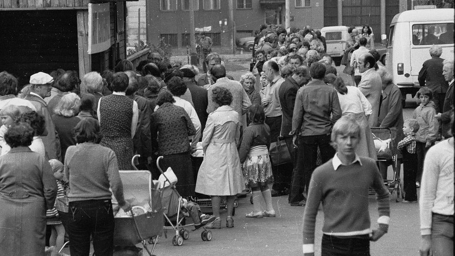 Kolejka po słodycze pod łódzkim Centralem - Spółdzielczym Domem Towarowym. 27 lipca 1981 r.