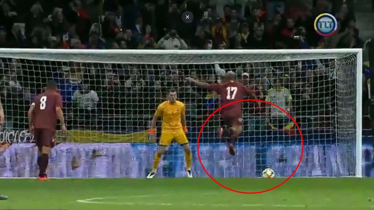 Josef Martinez wykonujący rzut karny w meczu Argentyna - Wenezuela
