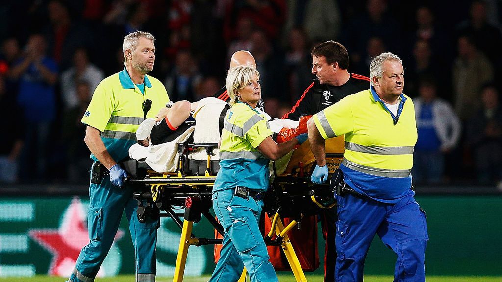 Getty Images / Dean Mouhtaropoulos / Na zdjęciu: Luke Shaw na noszach w meczu z PSV