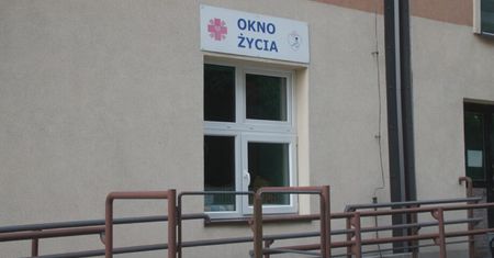 Matka zostawiła noworodka w oknie i list. Dziewczynka smacznie spała