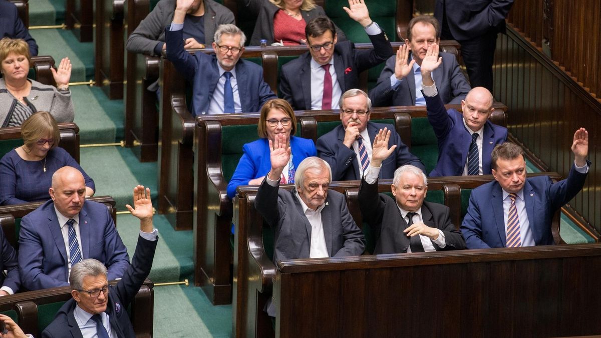 Za przyjęciem ustawy głosowało 220 posłów koalicji rządzącej