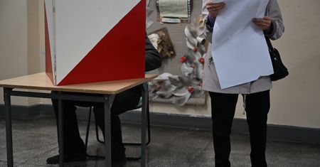 Skandal w trakcie wyborów. Pościg za wiceprzewodniczącym komisji