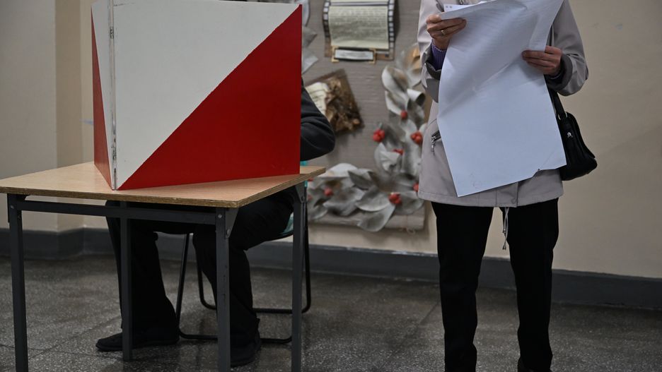 Przemyśl, 15.10.2023. Wybory parlamentarne 2023. Rozpoczęcie głosowania w Obwodowej Komisji Wyborczej na terenie Szkoły Podstawowej nr 16 w Przemyślu, 15 bm. Trwa głosowanie w wyborach parlamentarnych i towarzyszącym im referendum ogólnokrajowym. Do jego zakończenia obowiązuje cisza wyborcza i referendalna. (miwi) PAP/Darek Delmanowicz