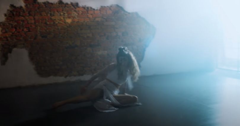 Roksana Węgiel prezentuje drapieżny wizerunek w nowym teledysku