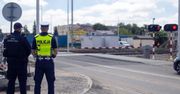 Wjechał pod opadające rogatki. Gdy zobaczył służby, zaczął uciekać