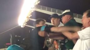 Szokujące sceny na meczu NFL. Starszy mężczyzna uderzony w twarz