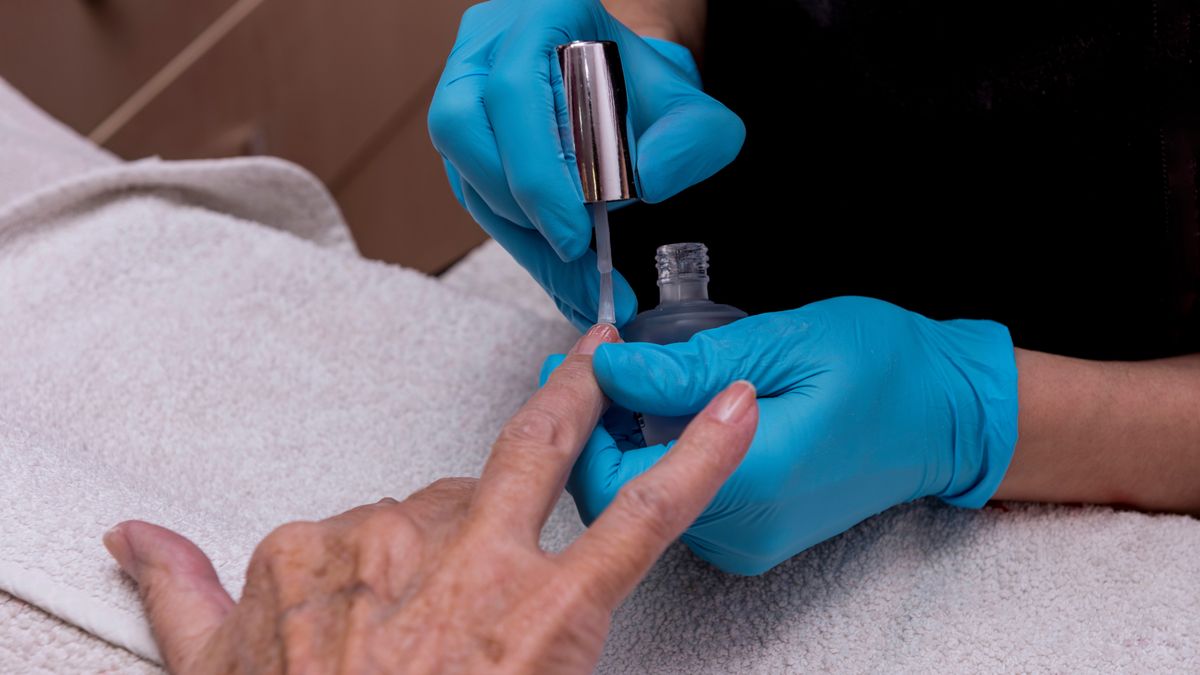 Jakie kolory paznokci odmładzają dłonie? 