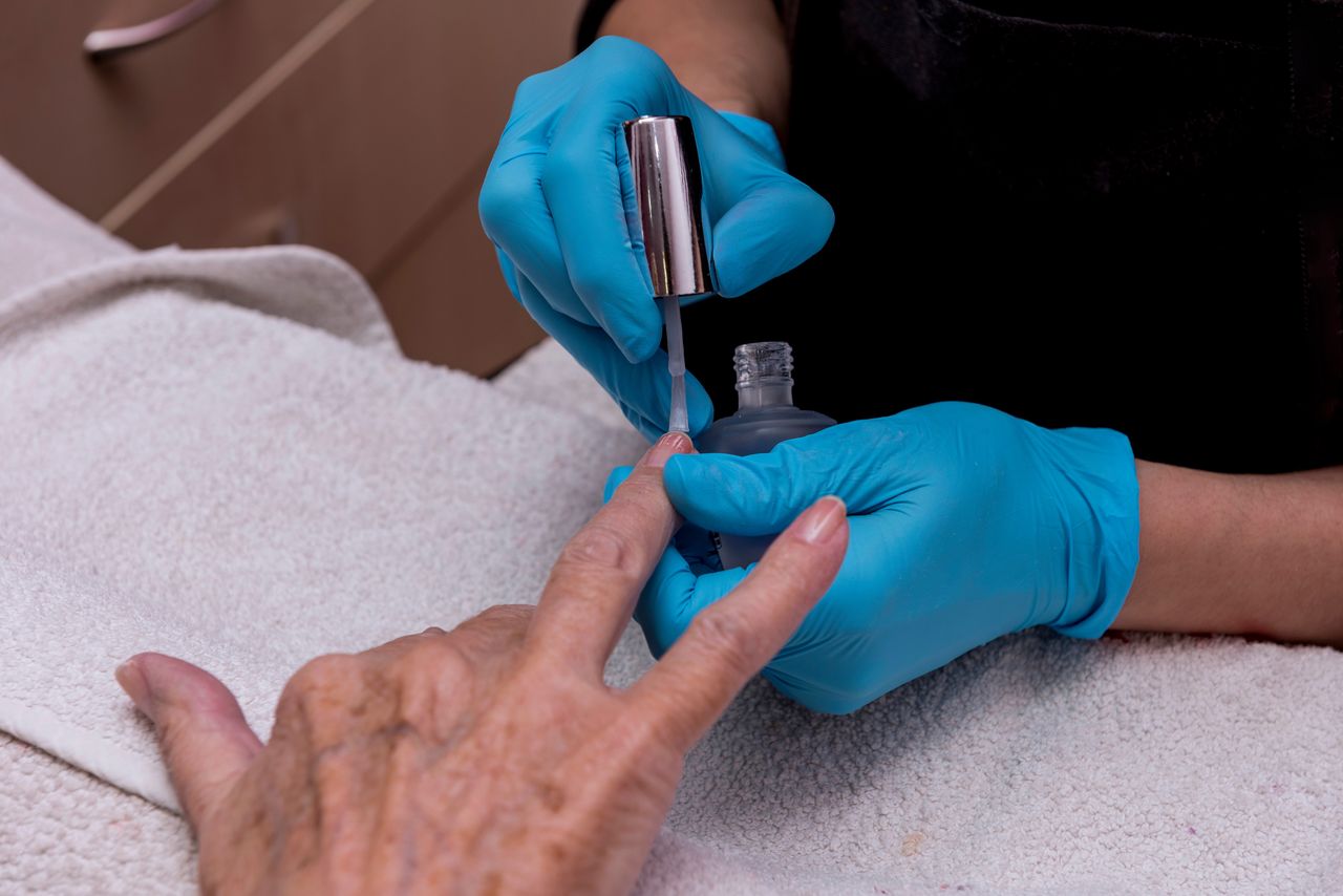 Jaki manicure dla 60-latki? Te kolory paznokci odmładzają dłonie