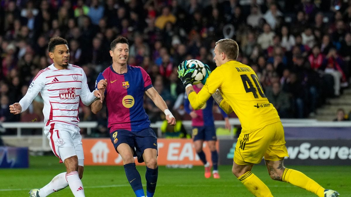 PAP/EPA / Alejandro Garcia / Na zdjęciu: Robert Lewandowski i Marco Bizot