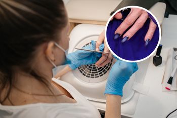 Koniec z czerwienią na święta. Czas na "blue aura nails"