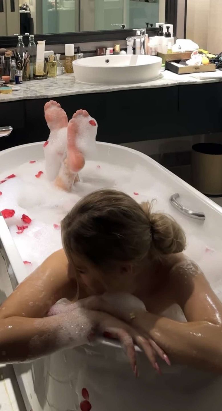 Caroline Derpienski pluska się w wannie z płatkami róż