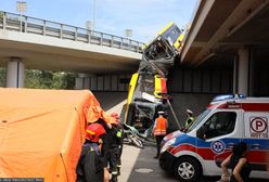 Warszawa. Autobus miejski spadł na Wisłostradę z trasy S8. Są ofiary. Wiele osób rannych