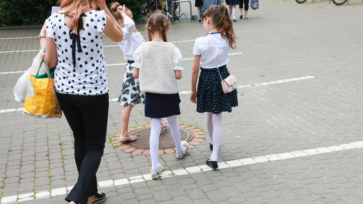 Zako?czenie roku szkolnego 2024/2025
Fot. Wojciech Olkusnik/East News, 27.06.2025. Zakonczenie roku szkolnego 24/25 w Szkole Podstawowej nr 81 przy ul. Puszczyka 6 w Warszawie, z udzialem prezydenta miasta Rafala Trzaskowskiego.
Wojciech Olkusnik