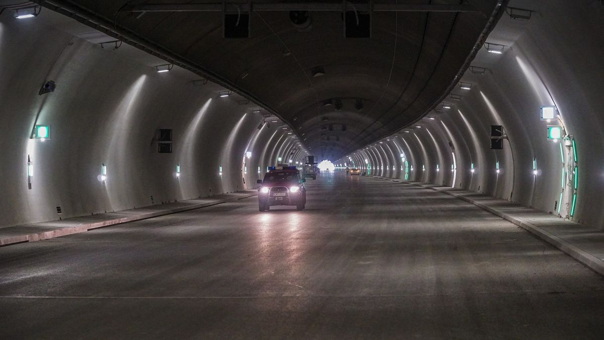 Prace wykończeniowe i testy w tunelu pod masywem góry Luboń Mały w ciągu nowej zakopianki (droga S7)