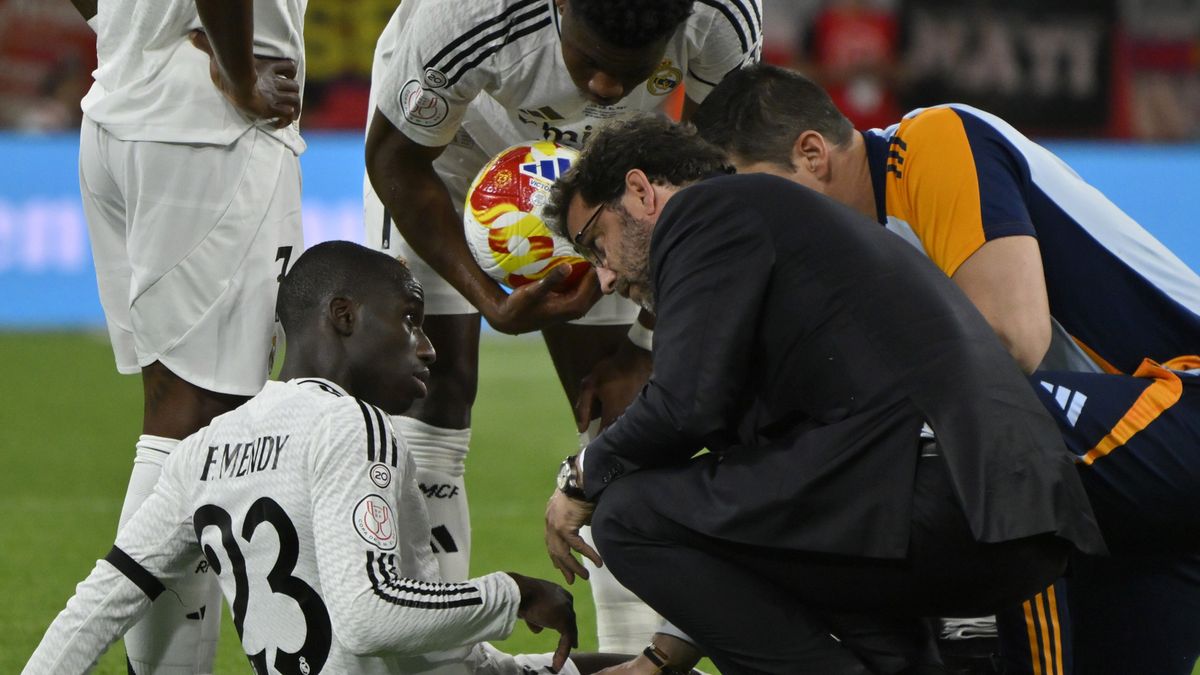 PAP/EPA / Raul Caro / Ferland Mendy opuścił boisko już w 11. minucie El Clasico