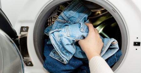 Jak usunąć z ubrań wypraną chusteczkę? Wypróbuj sposób z lekiem z apteczki