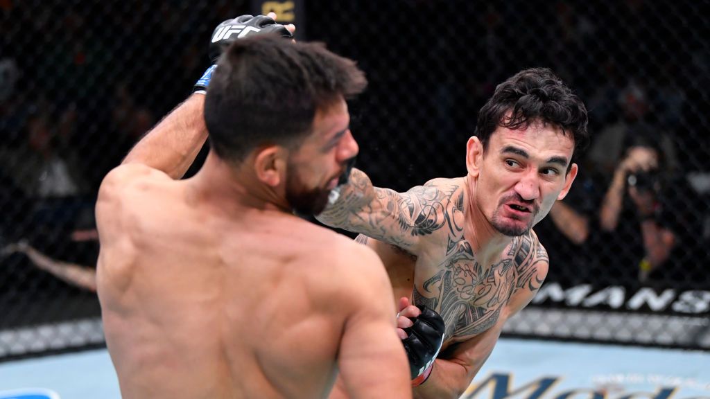 Getty Images / Chris Unger/Zuffa LLC / Na zdjęciu: Max Holloway uderza Yaira Rodrigueza