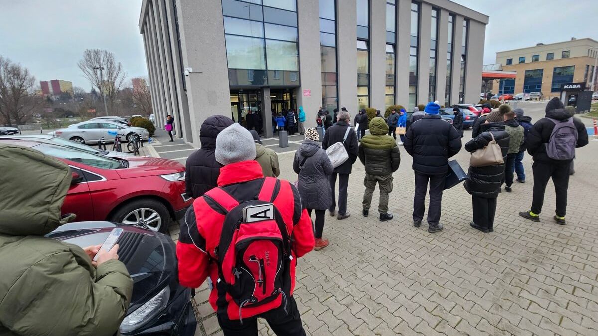 Kolejka przed Wydziałem Komunikacji Urzędu Miasta Lublin przy ul. Czechowskiej